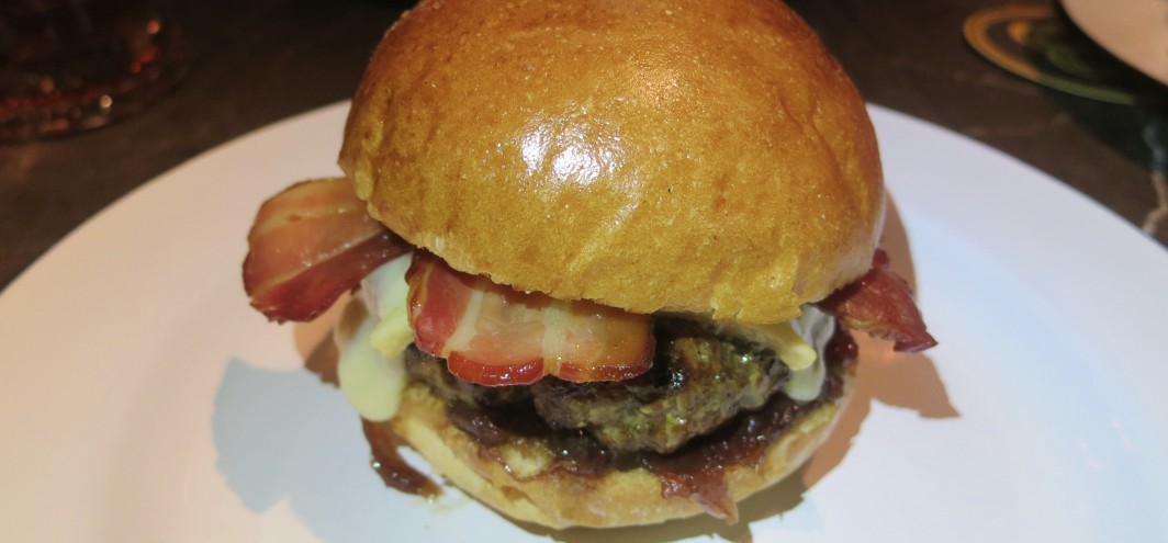 beef-and-liberty-hong-kong-bacon-cheese-burger